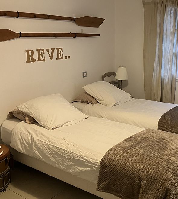 Chambre avec 2 lits au gîte l'Ecluse de la Tindière Chambre avec 2 lits au gîte l'Ecluse de la Tindière