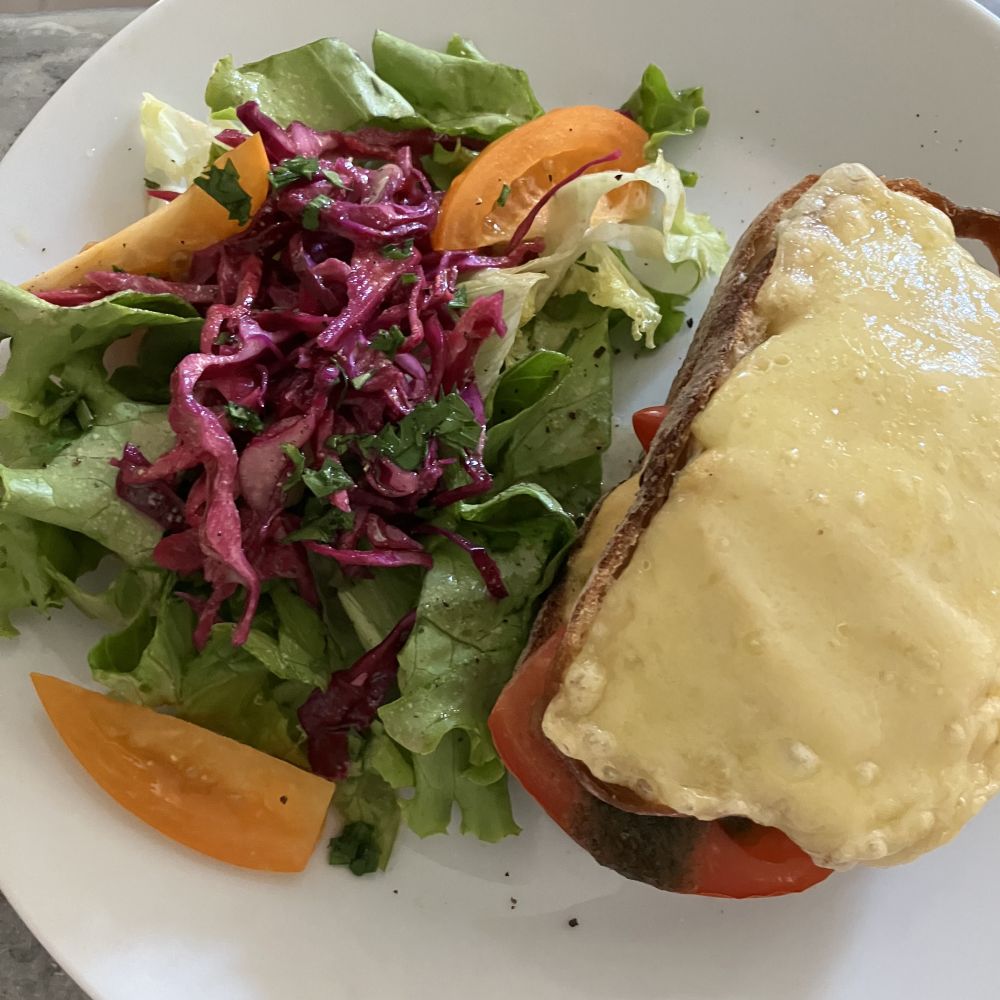 Croque monsieur maison et salade, un plat de déjeuner simple et savoureux au gîte l'Ecluse de la Tindière Croque monsieur maison et salade, un plat de déjeuner simple et savoureux au gîte l'Ecluse de la Tindière